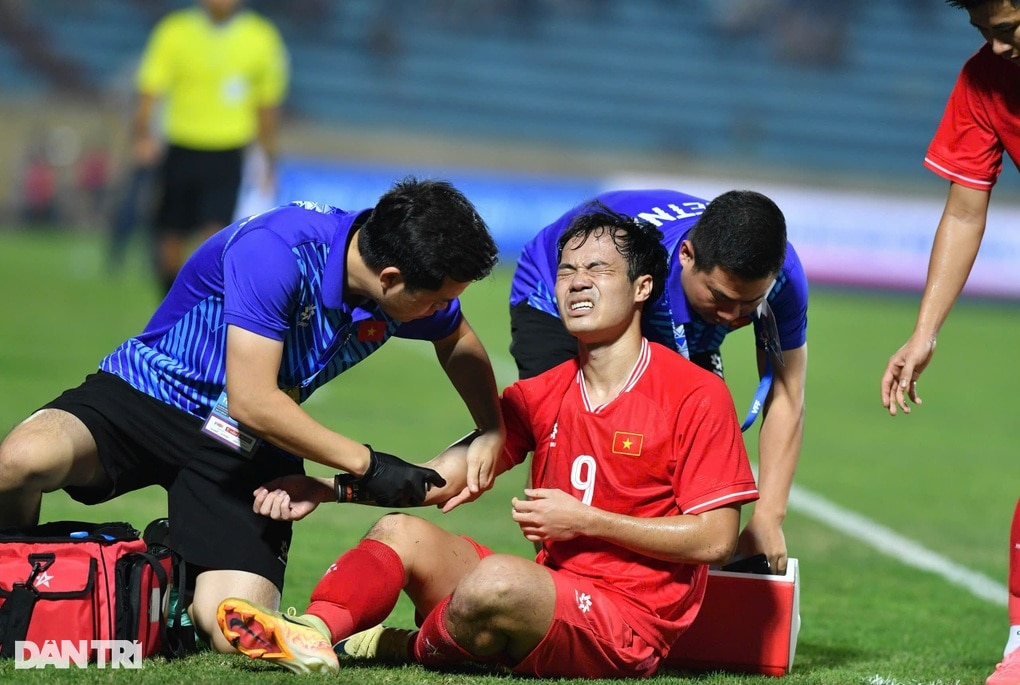 Tiền đạo Văn Toàn chấn thương, HLV Kim Sang Sik có lý do để đau đầu - 1