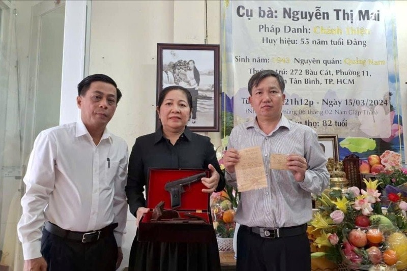 tiep nhan ky vat cua tuong nguyen thi dinh trao tang nu chien si biet dong sai gon hinh 1