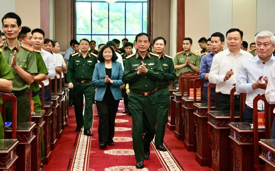 Đại tướng Phan Văn Giang, Bộ trưởng Bộ Quốc phòng và Bí thư Thành ủy Hà Nội Bùi Thị Minh Hoài tham dự hội nghị.