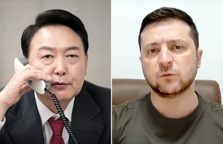 Tổng thống Hàn Quốc Yoon Suk-yeol (bên trái) và Tổng thống Ukraine Volodymyr Zelensky. (Ảnh: Yonhap)