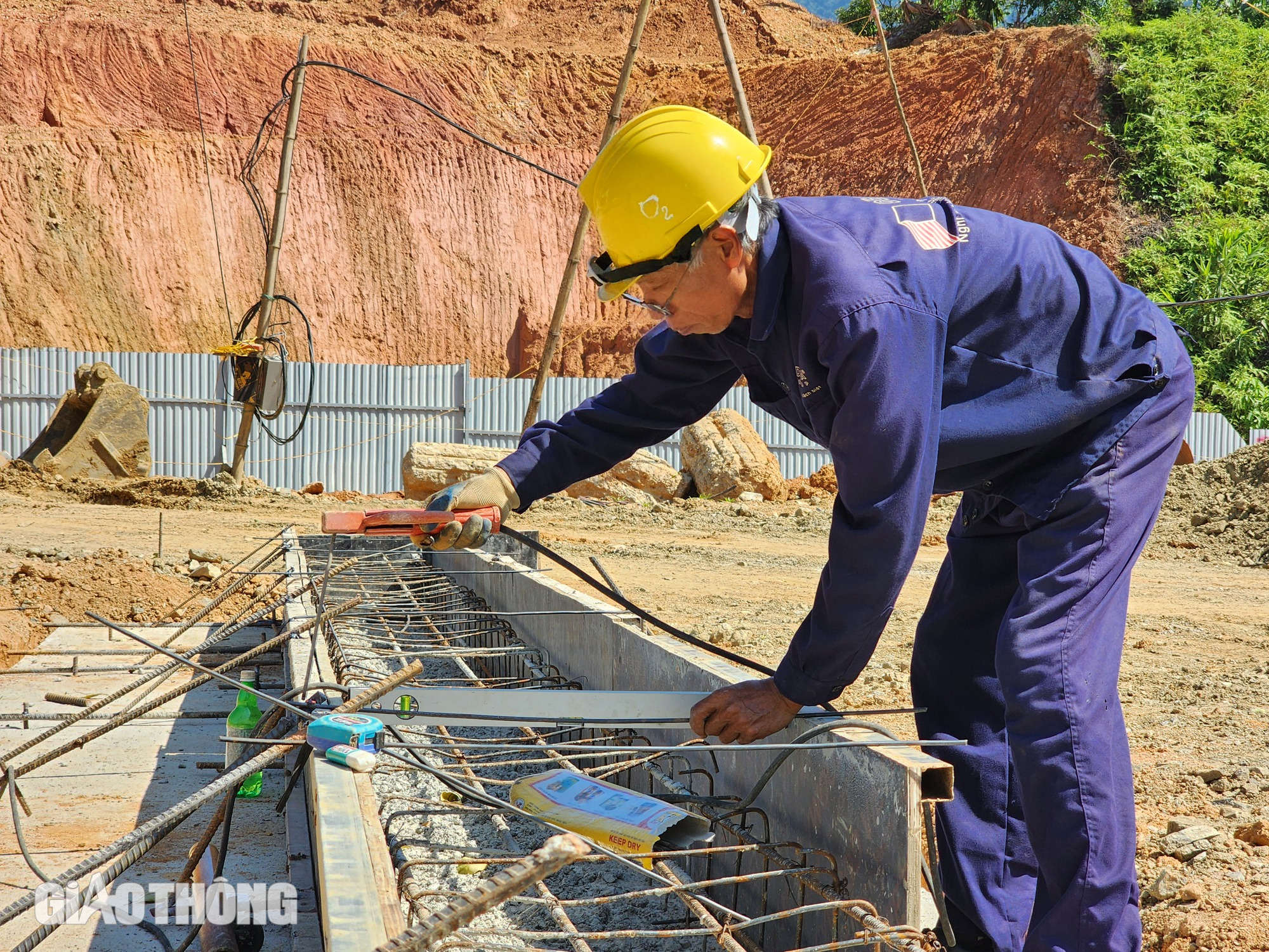 Tranh thủ thời tiết thuận lợi đẩy tiến độ thi công cao tốc Tuyên Quang - Hà Giang- Ảnh 1.