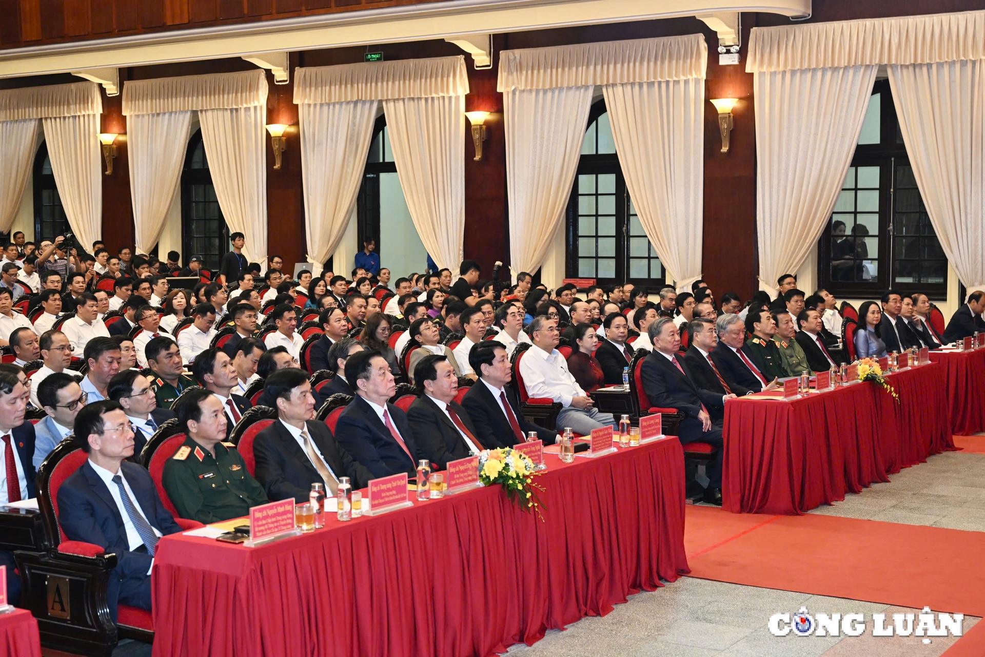 trao giai cuoc thi chinh luan ve bao ve nen tang tu tuong cua dang lan thu tu hinh 1