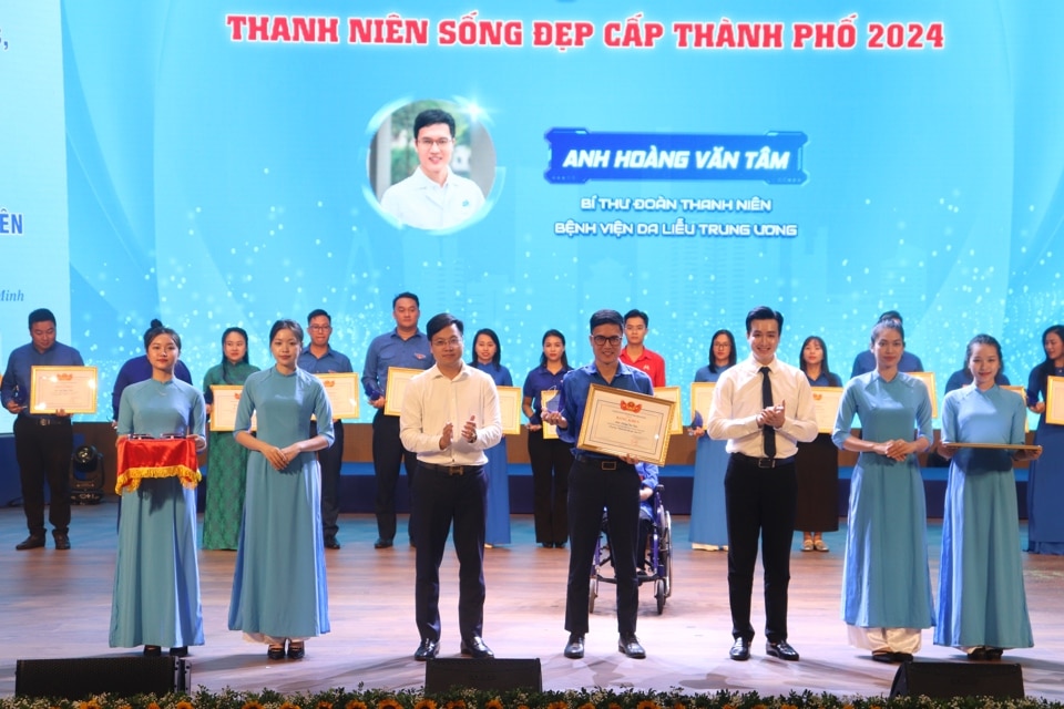 Tại chương trình, cũng có 6 thanh niên Thủ đô được trao giải thưởng "Thanh niên sống đẹp" cấp TP - Ảnh: Vân Hà