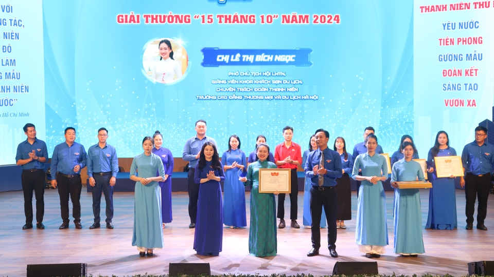 Bí thư Thành đoàn Hà Nội Chu Hồng Minh cùng Phó Bí thư Thường trực Thành đoàn Nguyễn Đức Tiến -Chủ tịch Hội LHTN Việt Nam TP Hà Nội trao giải thưởng "15 tháng 10" cho cán bộ Hội tiêu biểu - Ảnh: Vân Hà