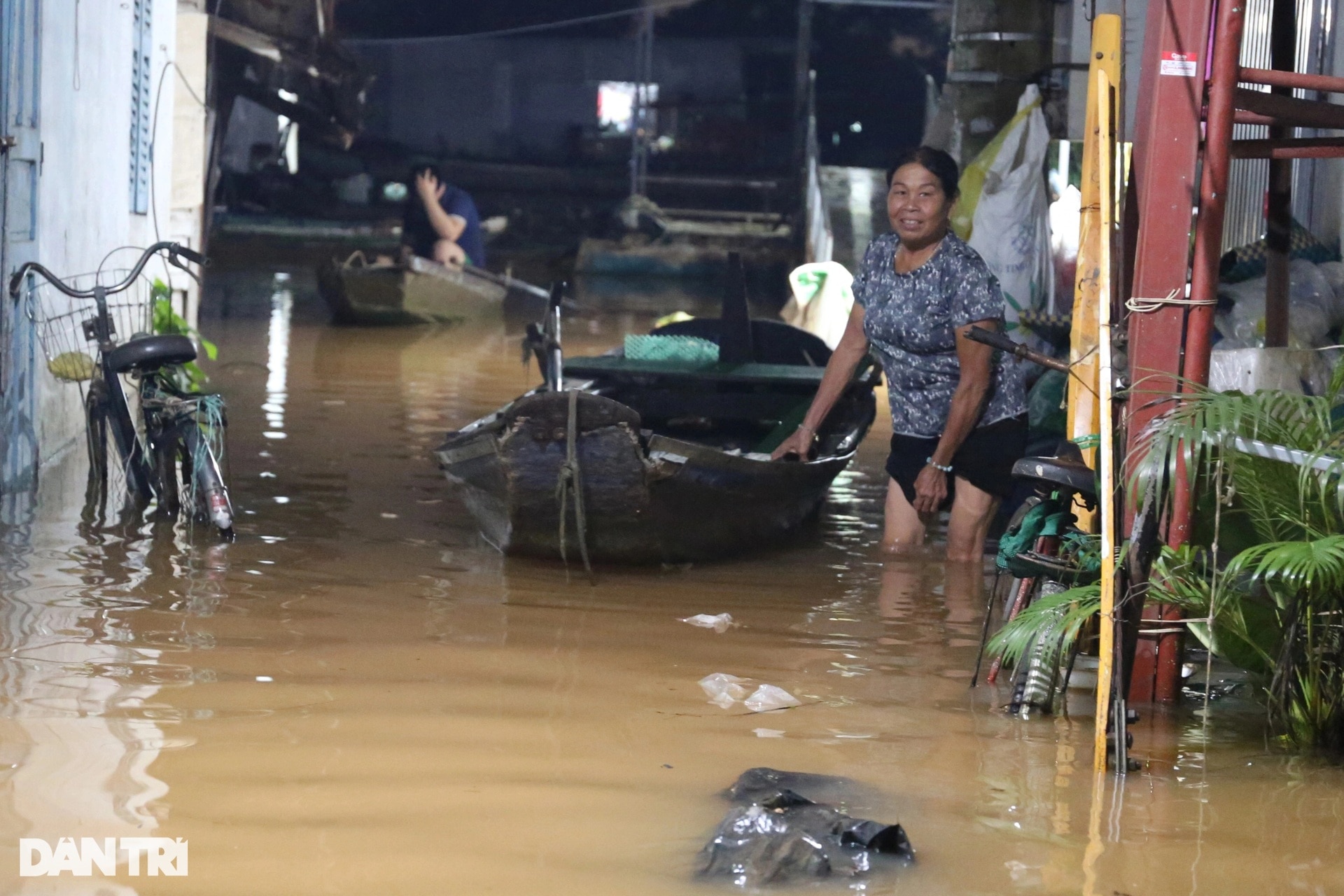 Triều cường dâng cao, dân chèo thuyền lên phố đón người thân ở Đồng Nai - 2