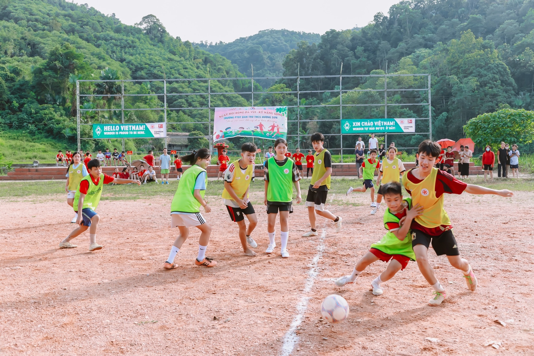 AFC trao thưởng cho Việt Nam: Trung tâm PVF và bóng đá phong trào được vinh danh- Ảnh 1.