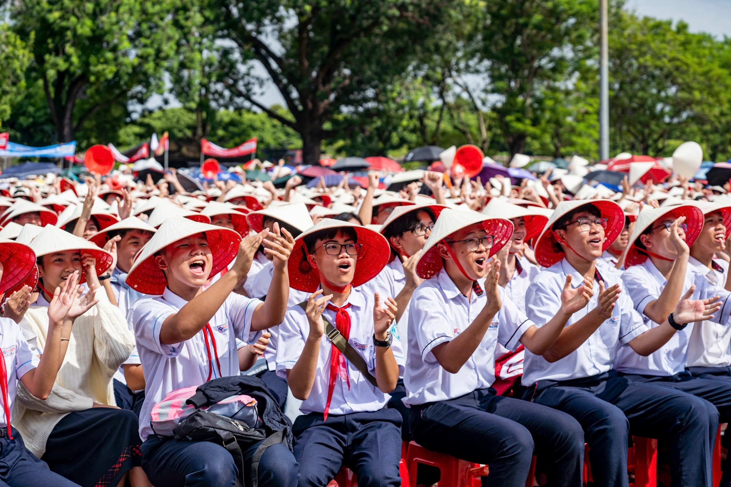 Trường Quốc học Huế vỡ òa niềm vui- Ảnh 1.