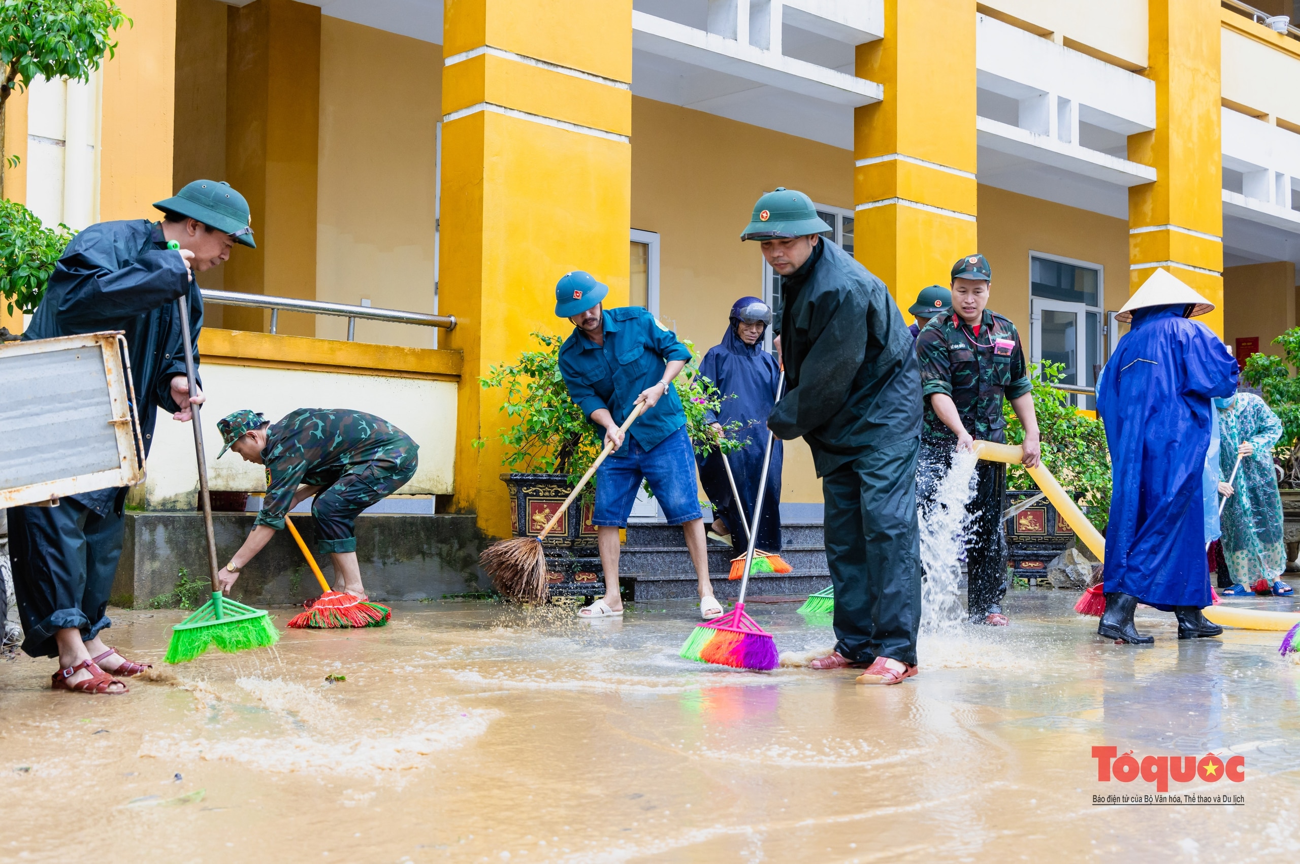 Quảng Bình: Trường học tổng lực dọn vệ sinh sau lũ - Ảnh 1.