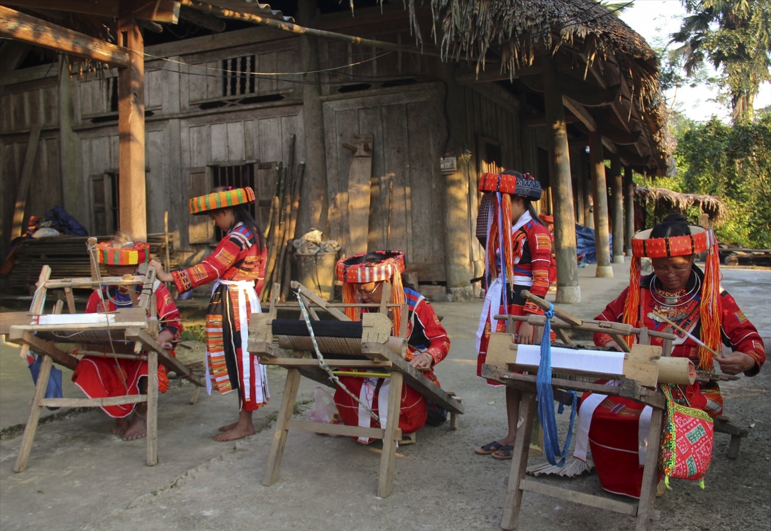 Người Pà Thẻn (ở thôn Hồng Minh, xã Hồng Quang, huyện Lâm Bình) tham gia nghề thêu, dệt thổ cẩm