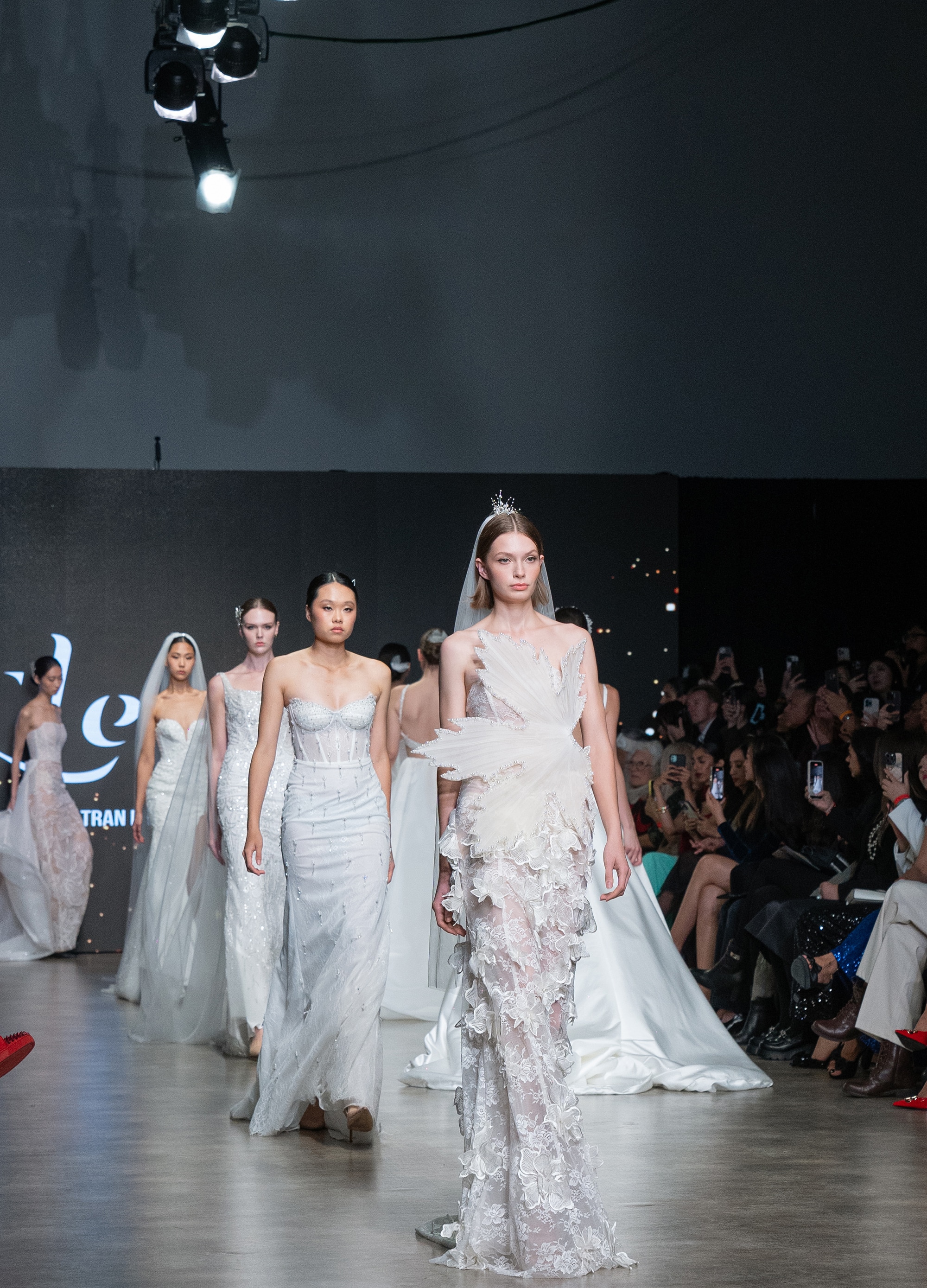 Váy cưới đính ngọc trai của NTK Trần Phương Hoa xuất hiện tại Vancouver Fashion Week- Ảnh 1.