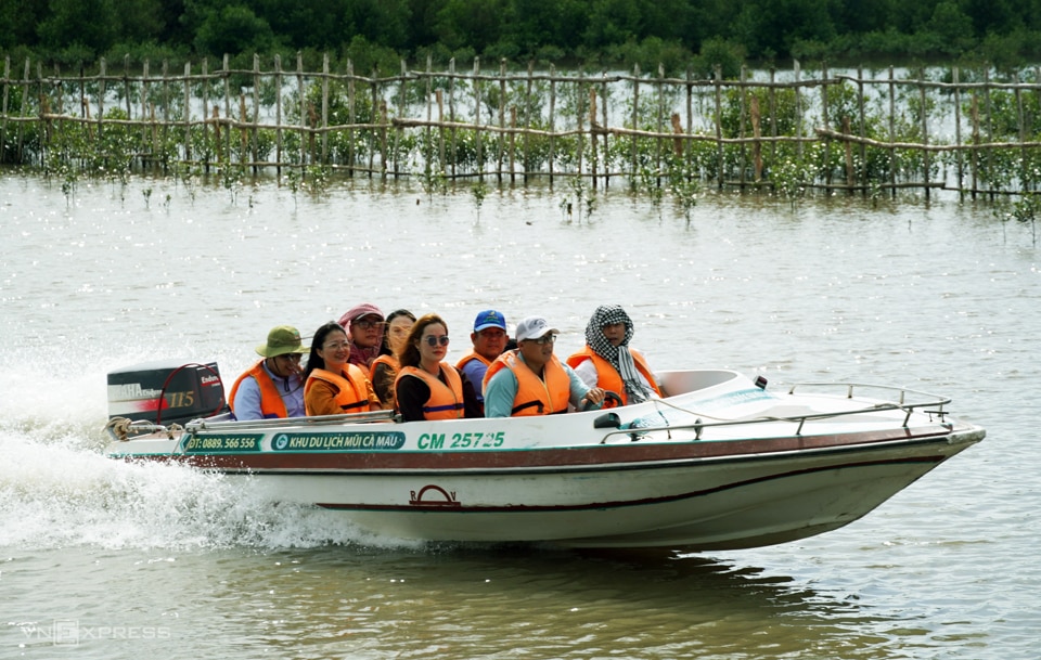 Tour xuyên rừng được thực hiện bằng cano hoặc võ lãi (một loại phương tiện thủy gia dụng tại địa phương).