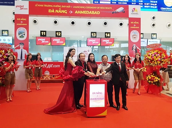 Lãnh đạo UBND TP Đà Nẵng và Vietjet Air thực hiện nghi thức khai trương đường bay Đà Nẵng - Ahmedabad (Ấn Độ) chiều ngày 23/10.