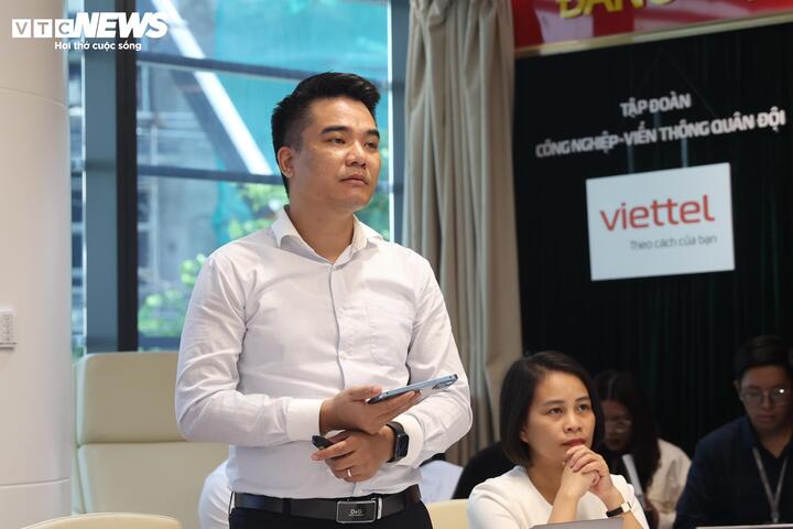 Ông Nguyễn Văn Sơn, Giám đốc Trung tâm di động Viettel Telecom.