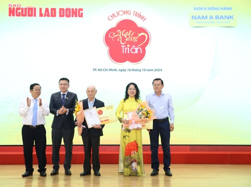 Nhạc sĩ Trương Quang Lục và ca sĩ - NSƯT Ánh Tuyết nhận quà của chương trình “Mai Vàng tri ân”  Ảnh: HOÀNG TRIỀU