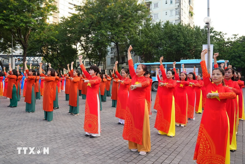 Phụ nữ Thủ đô đồng diễn áo dài trên nền các ca khúc “Người Hà Nội-Tiến về Hà Nội-Hà Nội những công trình.” ( Ảnh: Nguyễn Cúc/TTXVN)