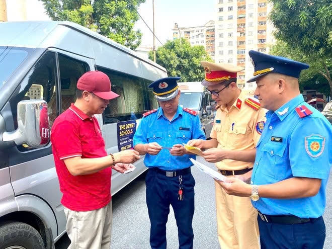 Hà Nội: Xử phạt hơn 50 xe đưa đón học sinh vi phạm- Ảnh 1.