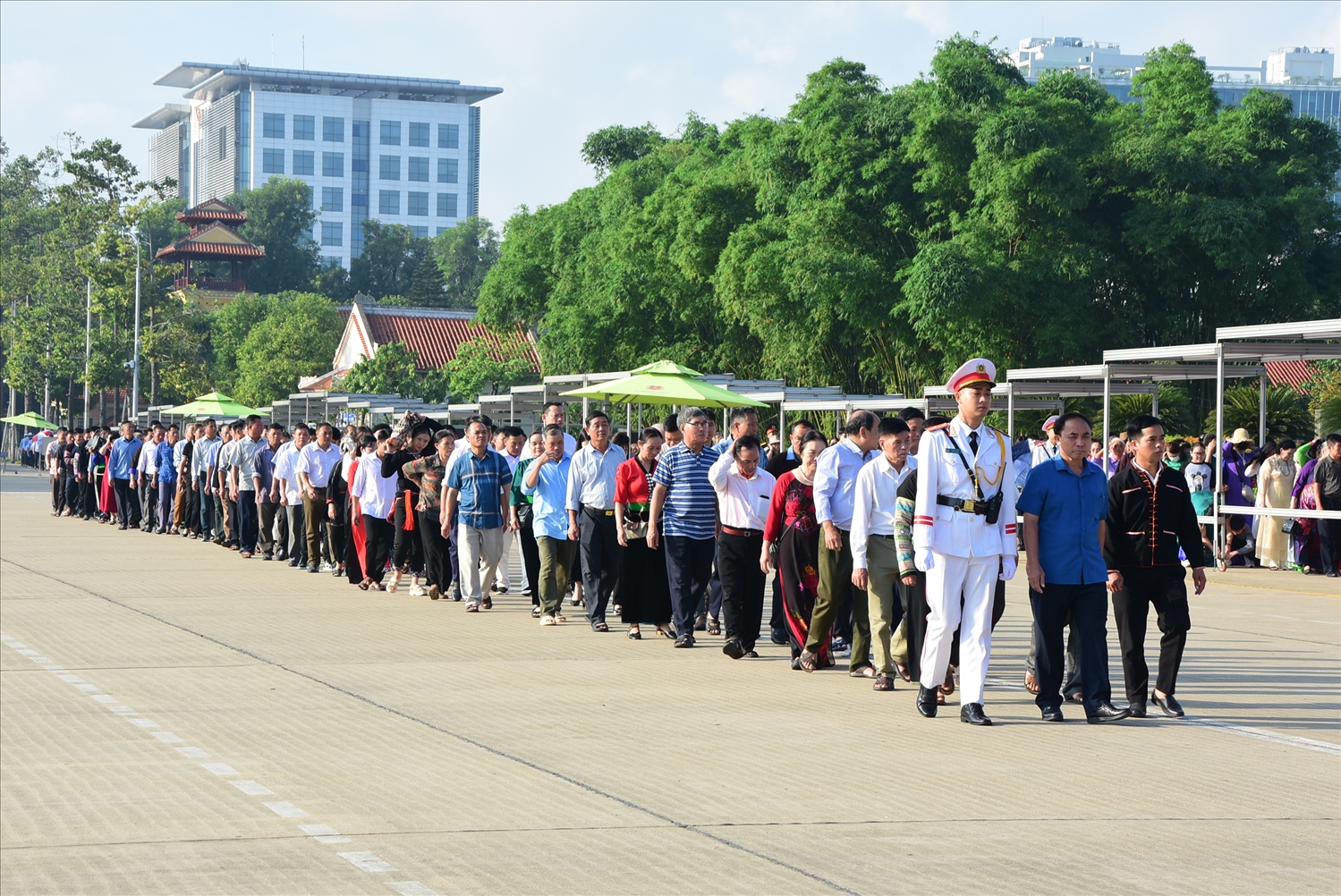 Đoàn đại biểu Người có uy tín thăm quan Lăng Chủ tịch Hồ Chí Minh