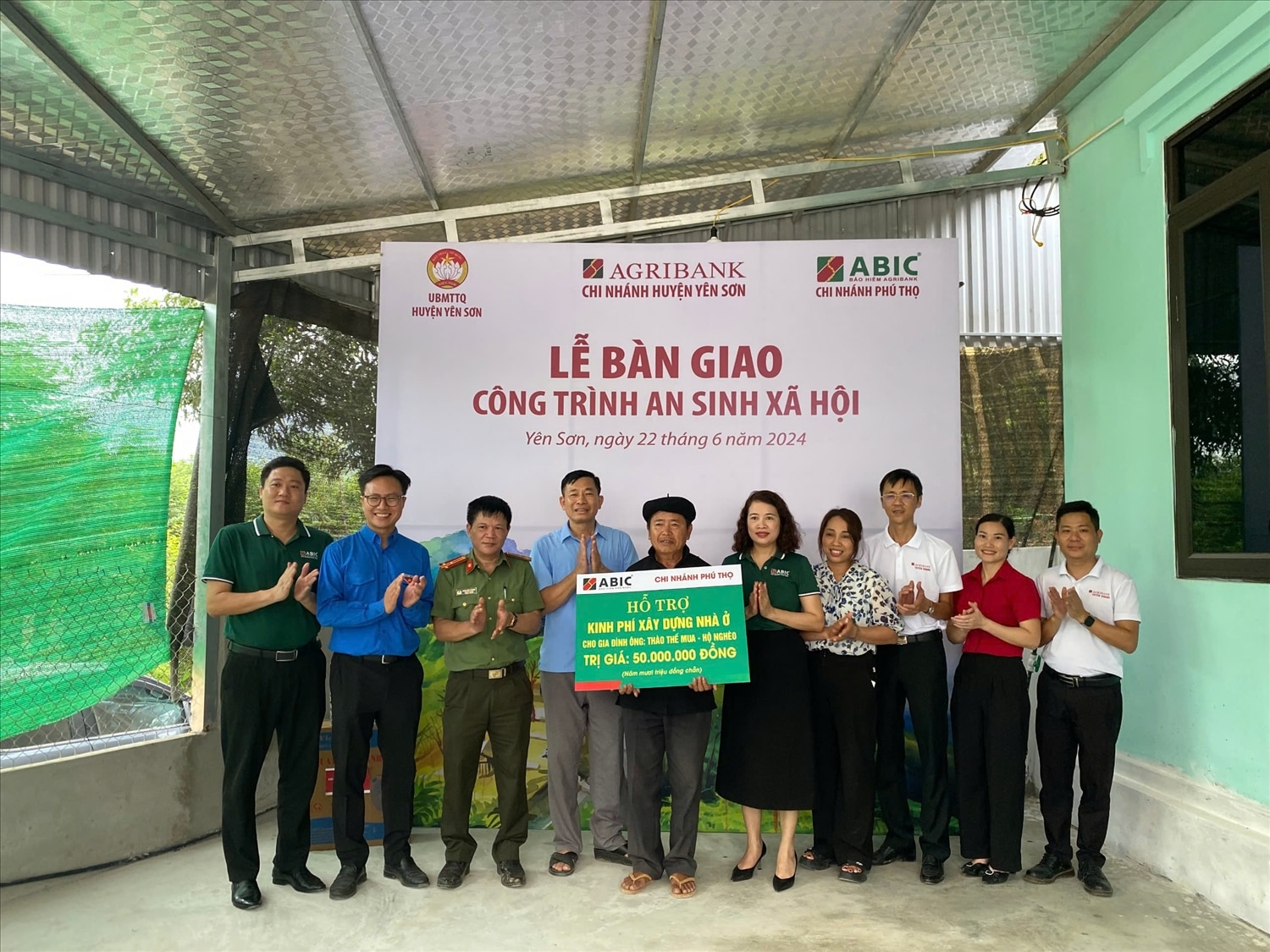 Đại diện UBMTTQ huyện Yên Sơn, Chi nhánh Ngân hàng Agri bank, Chi nhánh Bảo hiểm Agri bank trao tiền hỗ trợ làm nhà cho ông Thào Thế Mua, xã Lang Quán