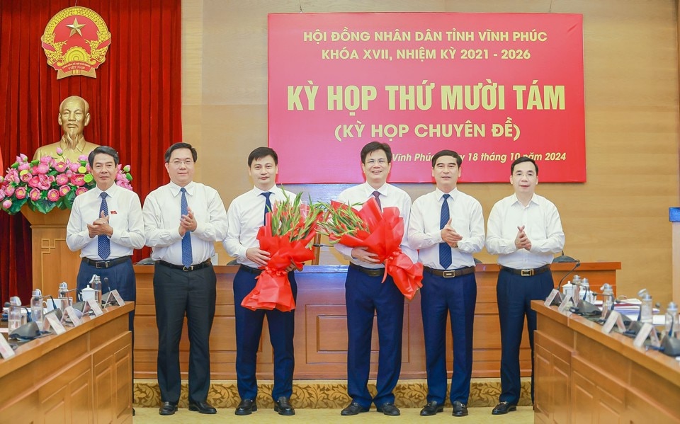 Ông Hà Quang Tiến (đứng thứ 3  từ bên phải sang trái) được bầu giữ chức Phó Chủ tịch HĐND tỉnh Vĩnh Phúc thay cho ông Nguyễn Trung Hải nhận nhiệm vụ mới. Ảnh: Hương Trà