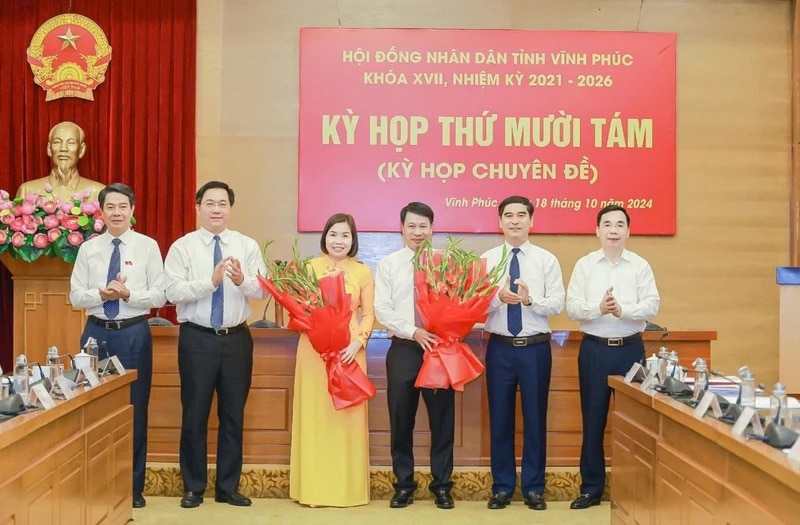 Ông Nguyễn Khắc Hiếu cùng bà Phùng Thị Kim Nga được bầu giữ chức Phó Chủ tịch UBND tỉnh Vĩnh Phúc. Ảnh: Hương Trà 