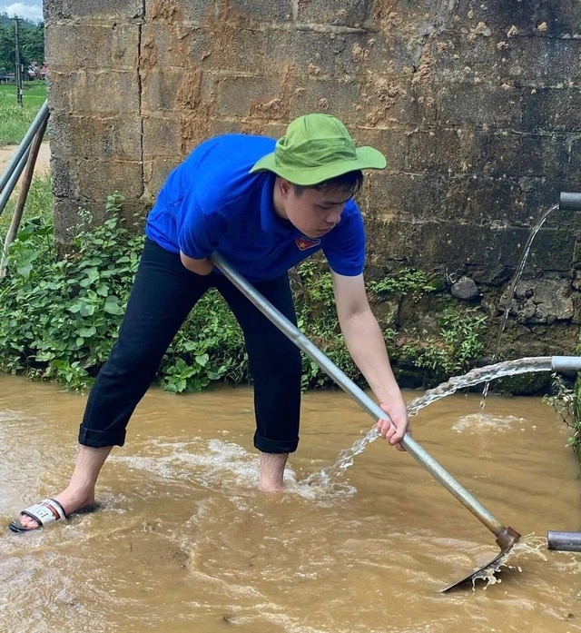 Chàng trai cụt một tay, lao vào hỗ trợ bà con vùng lũ suốt 3 ngày, 3 đêm