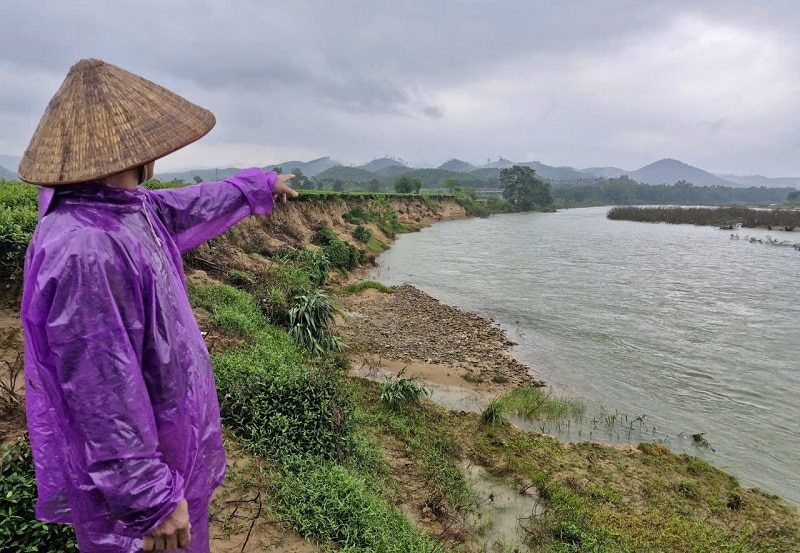 Mưa lớn kéo dài gây sạt lở nghiêm trọng bờ sông Ngàn Phố, huyện Hương Sơn