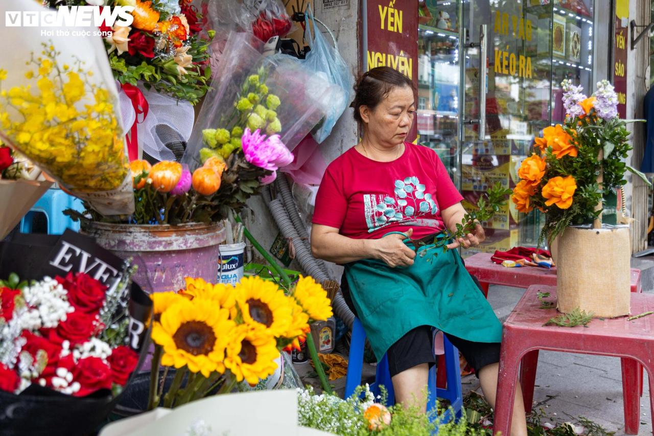 Giá hoa 20/10 tăng mạnh, người bán không kịp ngơi tay