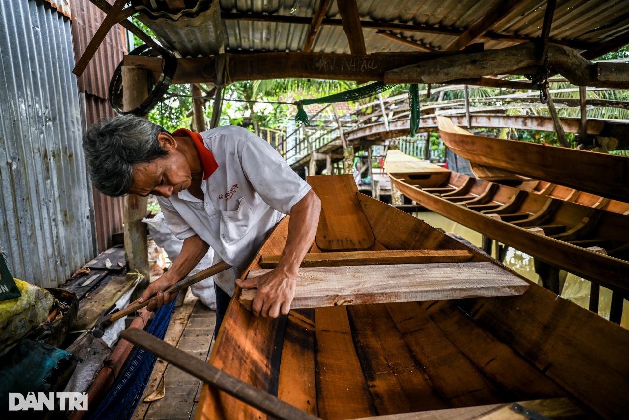 Người níu giữ ký ức miền Tây tại làng đóng thuyền di sản văn hóa