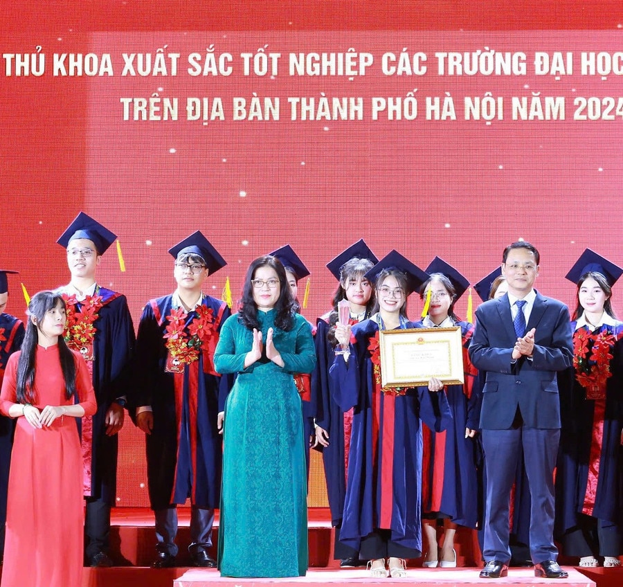 Nữ sinh người Nùng vượt khó trở thành thủ khoa đầu ra