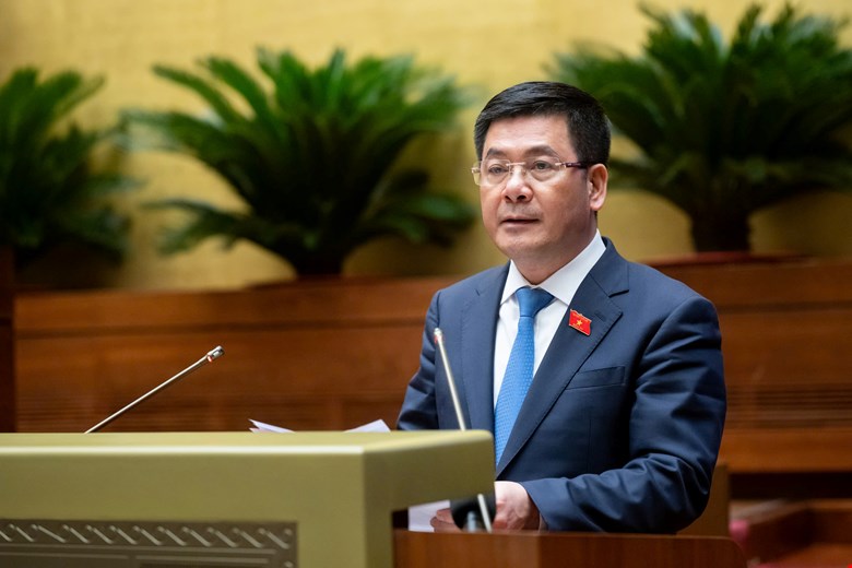 sua-doi-luat-dien-luc-la-rat-can-thiet--cap-bach_671cc67b66860 Bộ trưởng Bộ Công Thương Nguyễn Hồng Diên trình bày tóm tắt Tờ trình về dự án Luật Điện lực (sửa đổi) tại Kỳ họp thứ 8, Quốc hội khóa XV (Ảnh: Chinhphu.vn)
