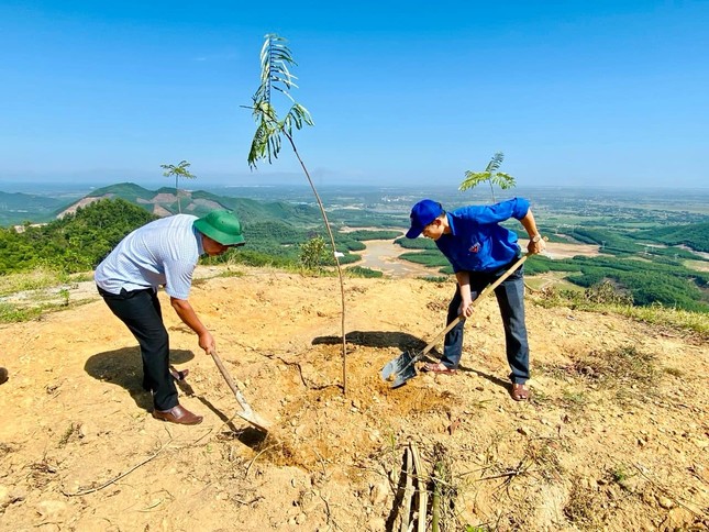 Thanh niên xây đường hoa lên núi hòn Vượn xứ Huế