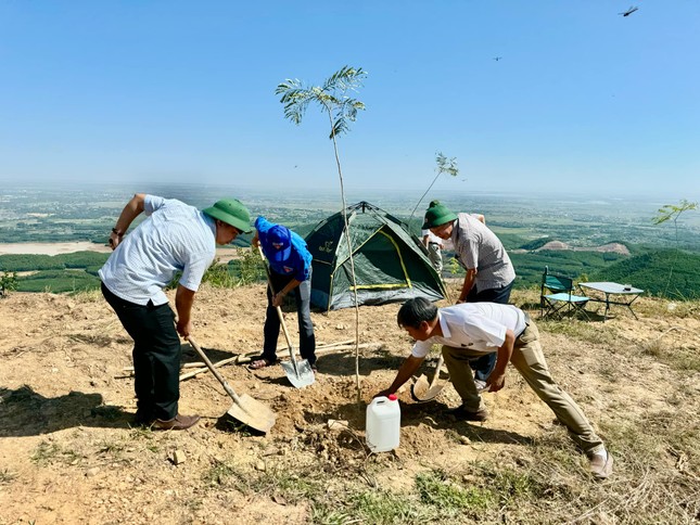 Thanh niên xây đường hoa lên núi hòn Vượn xứ Huế