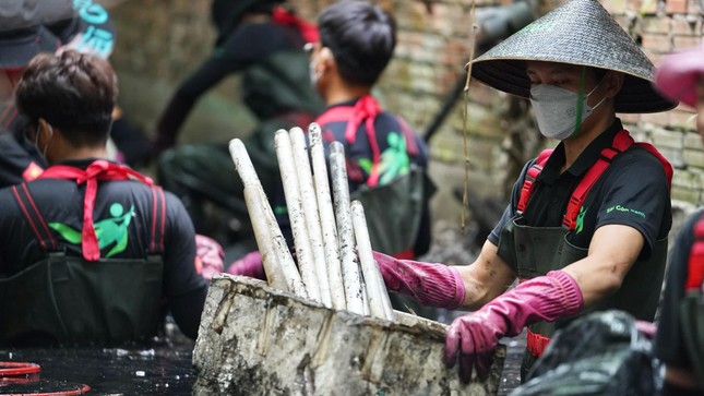 Thủ lĩnh biệt đội 'hồi sinh' những dòng sông ô nhiễm nhận giải Thanh niên Sống đẹp 2024