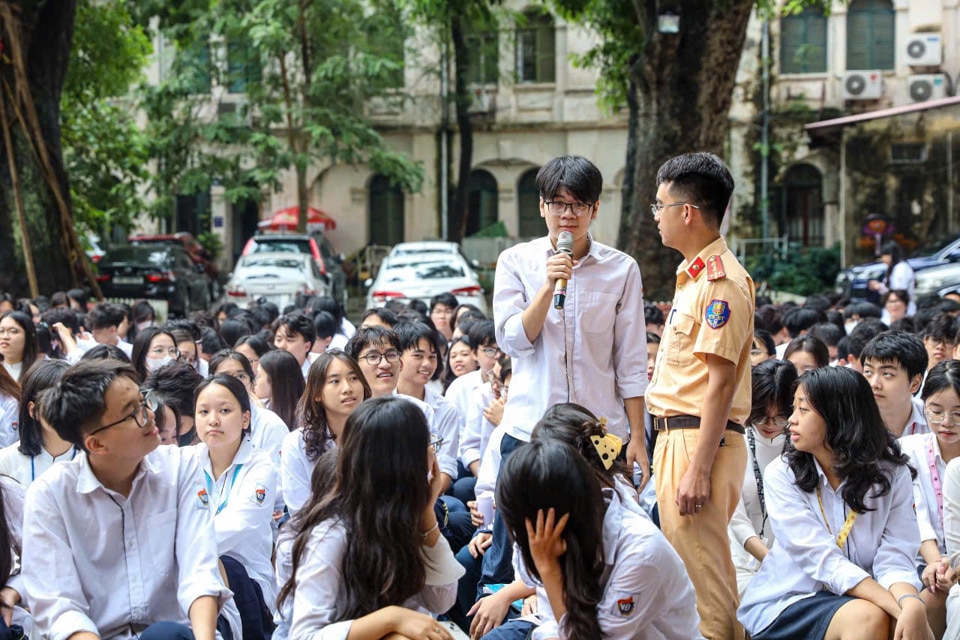 Lực lượng CSGT tuyên truyền pháp luật cho học sinh trên địa bàn TP Hà Nội.