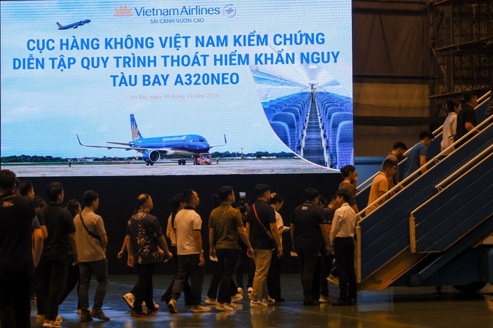 Vietnam Airlines diễn tập quy trình thoát hiểm khẩn nguy, sẵn sàng ứng phó mọi tình huống