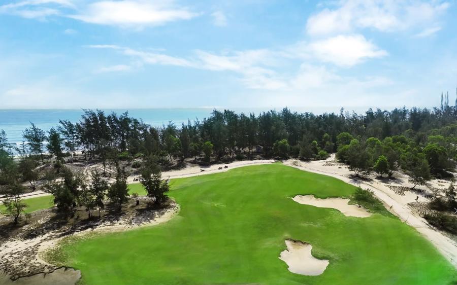 S&acirc;n g&ocirc;n Golden Sands Golf Resort vừa mới khai trương th&aacute;ng 9 tại Thừa Thi&ecirc;n Huế hứa hẹn mang đến những trải nghiệm chơi g&ocirc;n th&aacute;ch thức nhất Việt Nam.