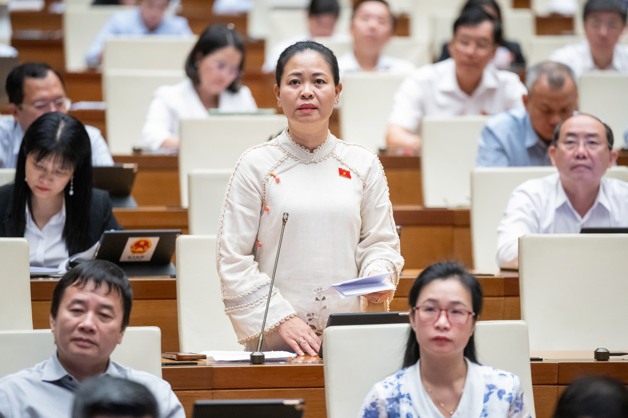 Đại biểu Quốc hội: Nhiều phụ huynh  nghĩ trường bán bảo hiểm y tế lấy hoa hồng- Ảnh 2.