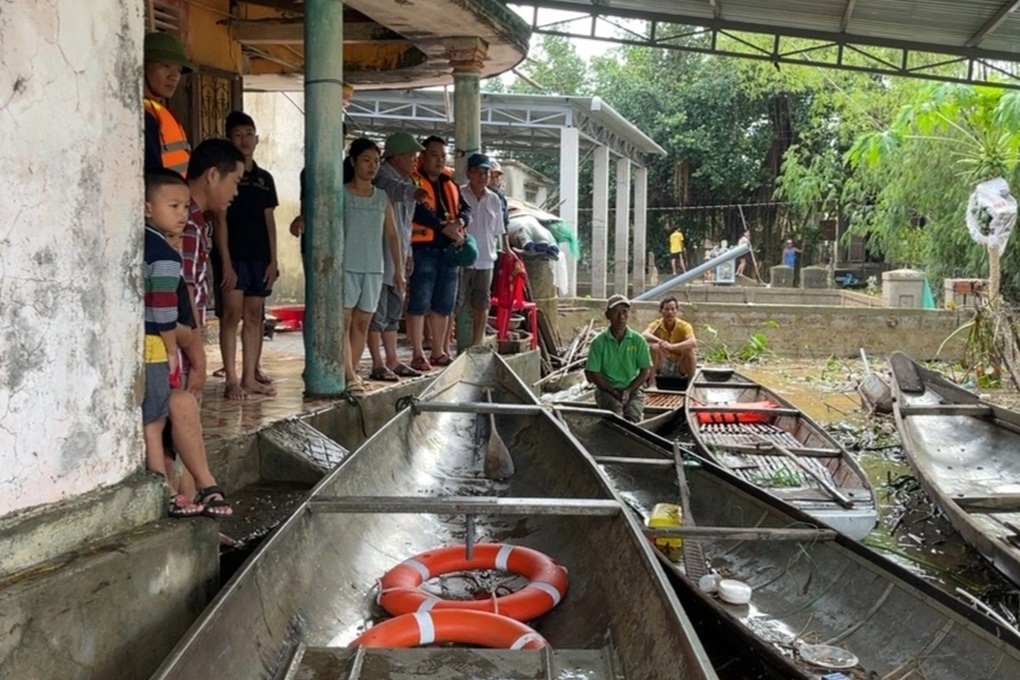 Người mẹ khóc ngất bên thi thể 2 con đuối nước ngay trong sân nhà  - 2