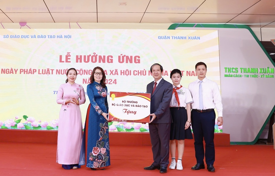 Bộ trưởng Bộ GD&ĐT Nguyễn Kim Sơn gửi tặng tặng món quà là những cuốn sách pháp luật tới thầy trò Trường THCS Thanh Xuân