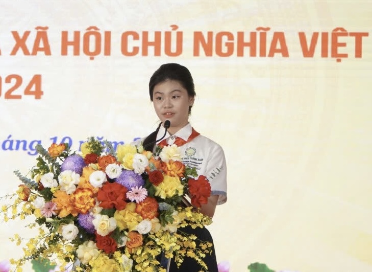 Em Nguyễn Phương Tuệ Anh, học sinh lớp 8A5 Trường THCS Thanh Xuân, thể hiện quyết tâm thực hiện tốt các quy định của pháp luật ngay từ khi còn ngồi trên ghế nhà trường