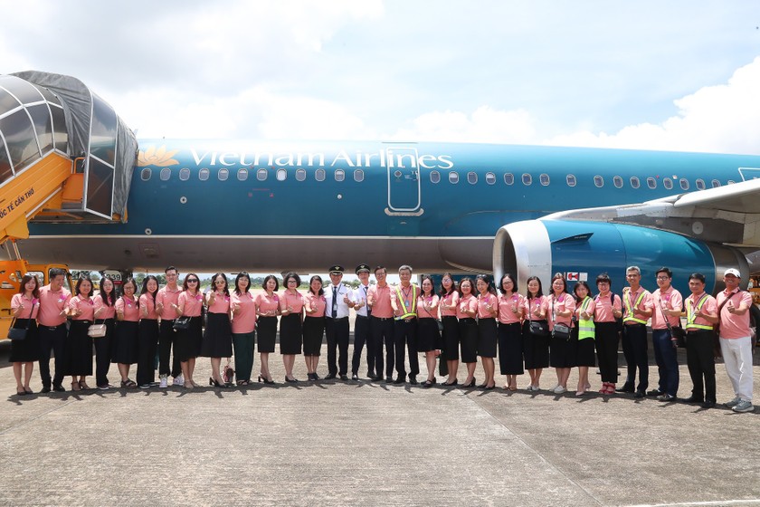 Vietnam Airlines tổ chức chuyến bay màu hồng HeforShe.