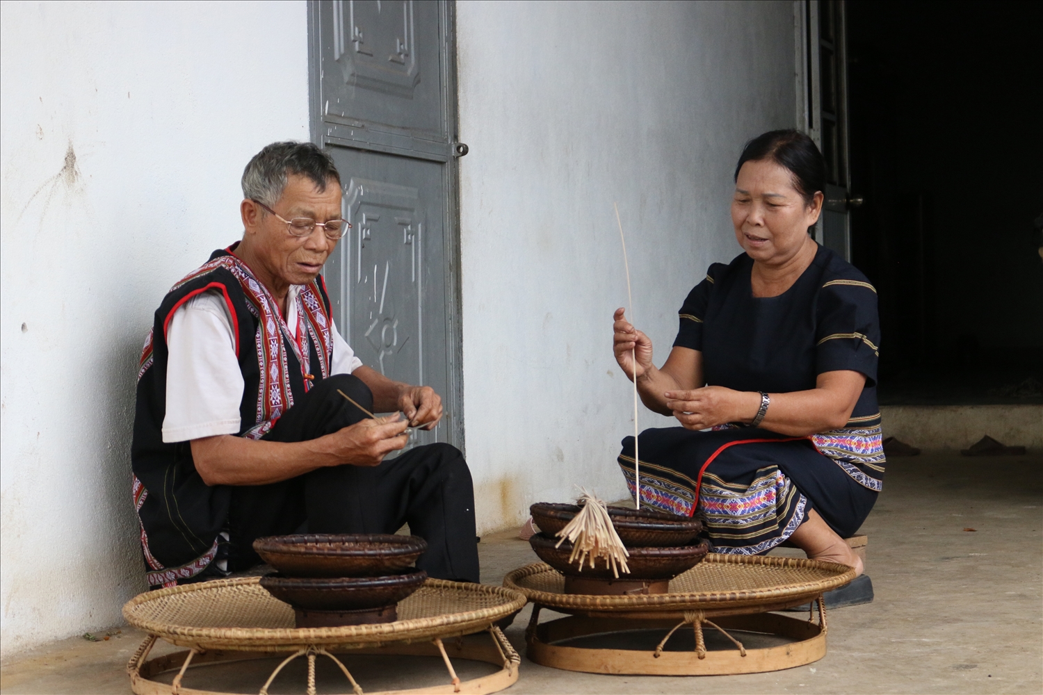 Ông A Chốt (bên trái), thôn Đăk Vang, xã Sa Loong, huyện Ngọc Hồi đang nỗ lực gìn giữ và truyền dạy nghề đan lát truyền thống cho thế hệ trẻ