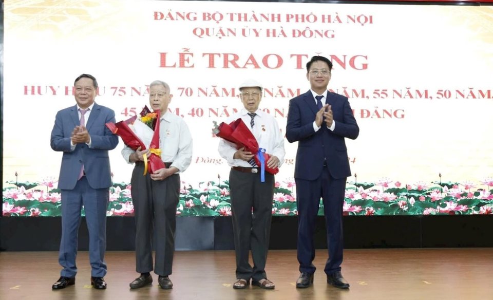 Phó Bí thư Thành ủy Hà Nội Nguyễn Văn Phong trao Huy hiệu Đảng tặng đảng viên lão thành thuộc Đảng bộ quận Hà Đông.