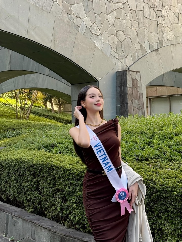 Trong những hoạt động đầu tiên của Miss International 2024, đại diện Việt Nam đã khéo léo biến hóa với ba bộ trang phục đặc sắc, toát lên nét tinh tế, sang trọng và sự chuẩn bị chu đáo cho hành trình thi đấu.