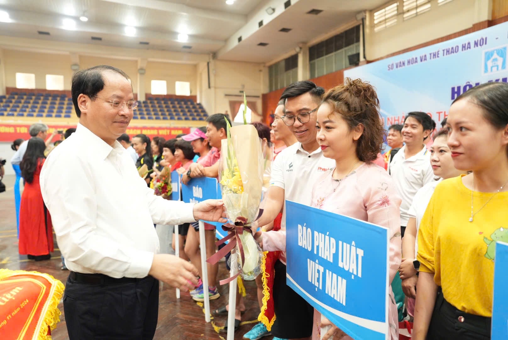 Hàng trăm phóng viên, nhà báo cầm vợt chơi cầu lông, bóng bàn… tại Hội khỏe Hội Nhà báo TP.Hà Nội- Ảnh 3.