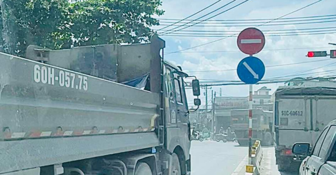 Một loạt xe ben nối nhau chạy ngược chiều, vượt đèn đỏ ở Đồng Nai
