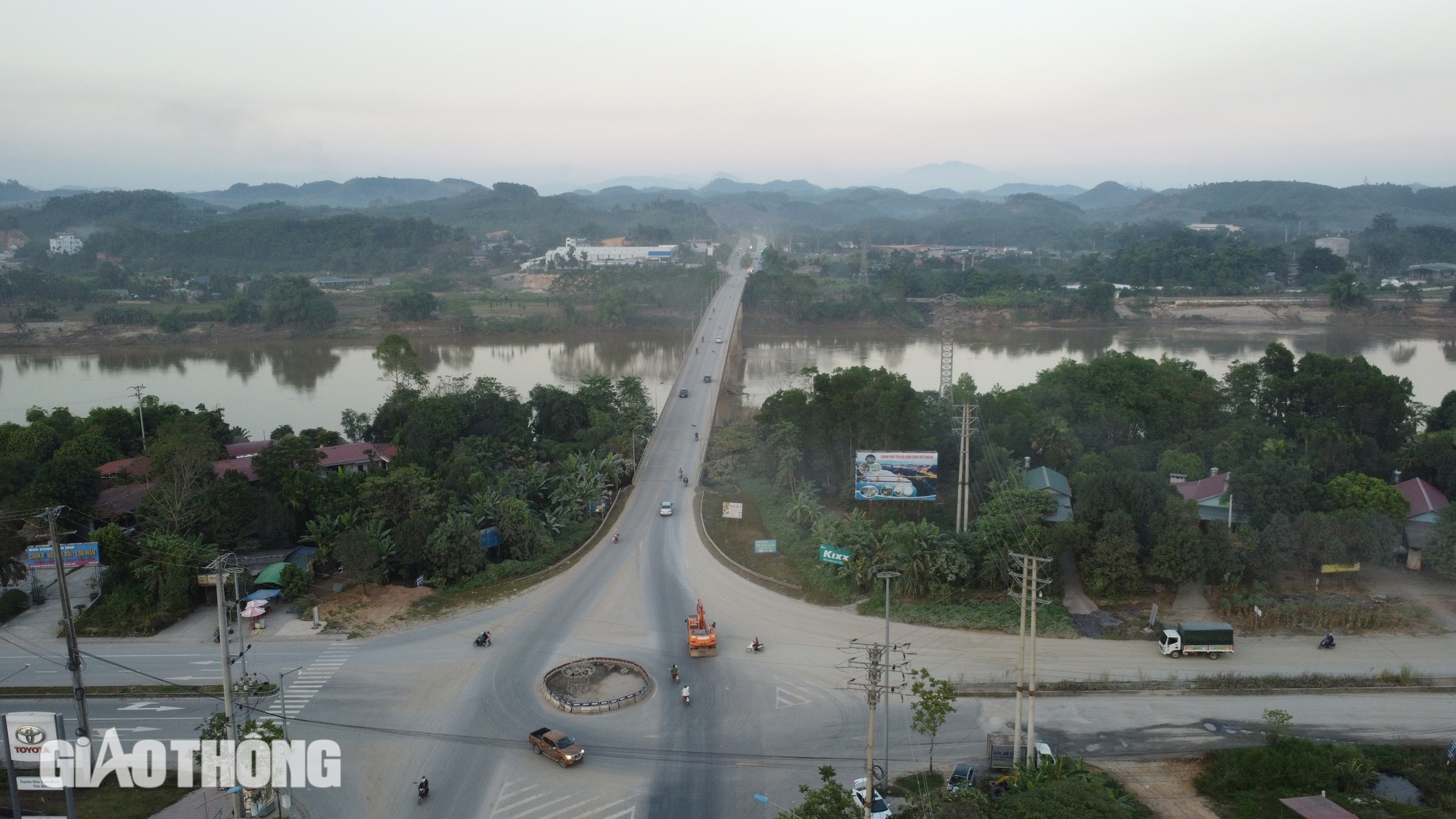 Thêm một cầu ở Yên Bái bị cấm lưu thông, các phương tiện di chuyển ra sao?- Ảnh 2.