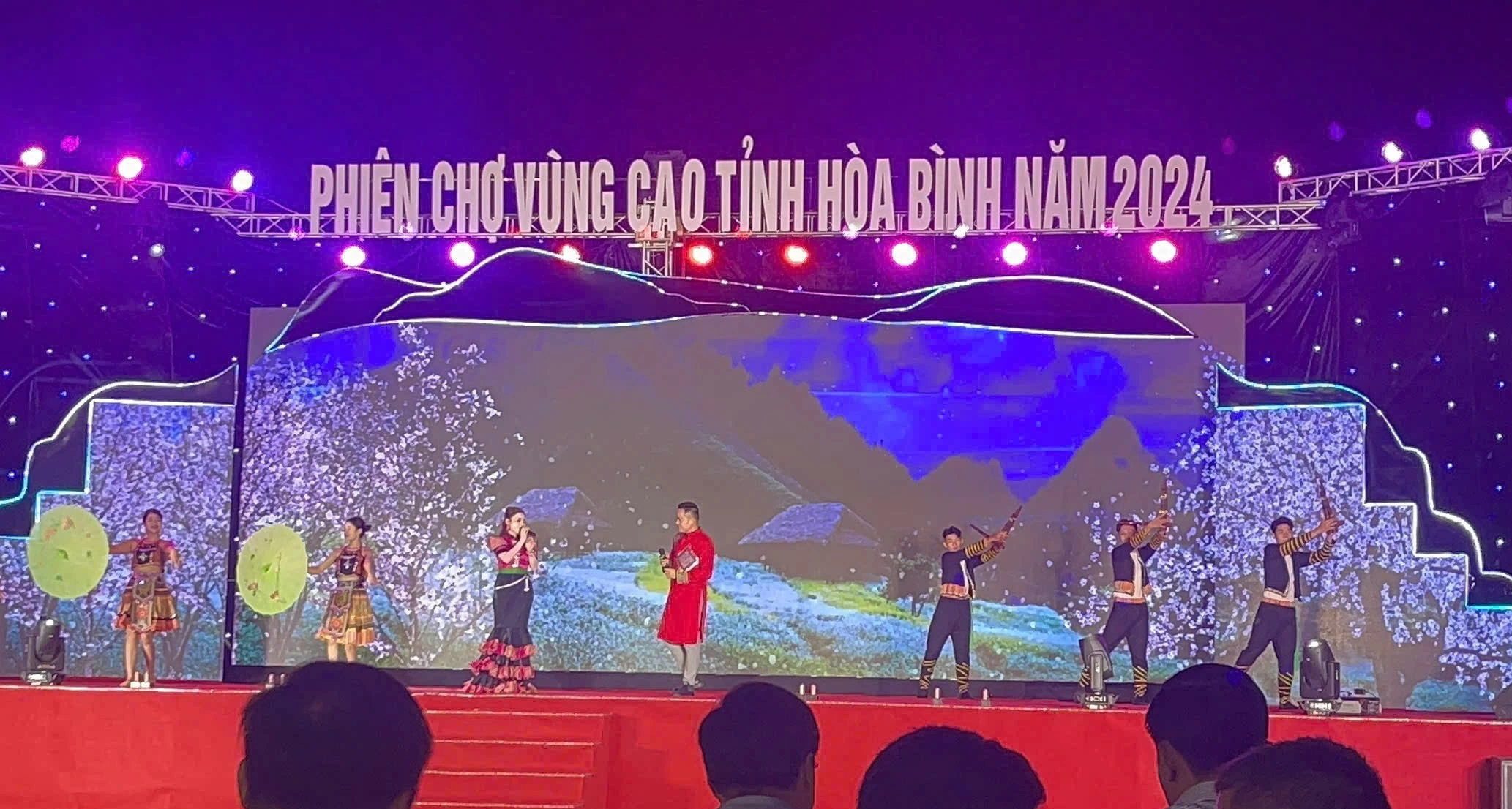 Phiên chợ vùng cao tỉnh Hòa Bình năm 2024: Đắm mình vào những ngày hội rực rỡ sắc màu