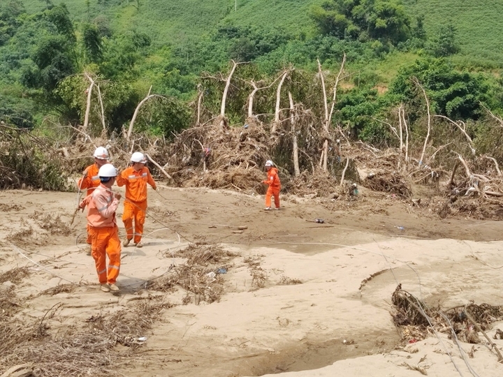 Hình ảnh những người thợ điện lăn xả nối lại từng đường dây, dựng lại từng cột điện, trở nên quen thuộc.