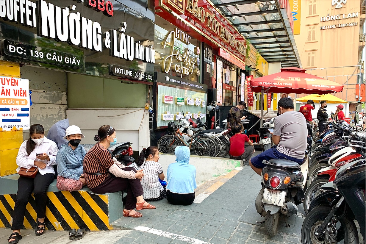 Đi khắp Hà Nội không mua nổi 1 chỉ vàng nhẫn để mừng cưới